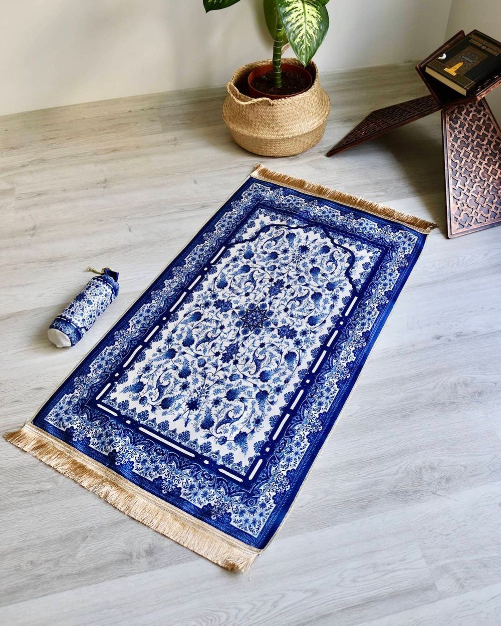 Gülhan Desenli İpek Dokulu Keseli Seccade Lacivert Renk