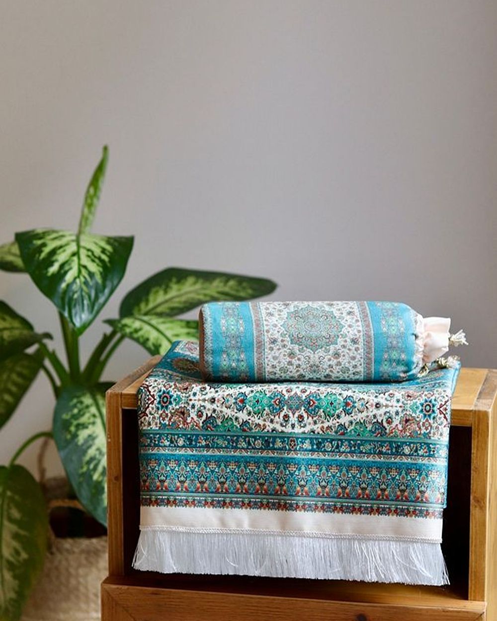 Halı Desenli İpek Dokulu Keseli Seccade Turkuaz