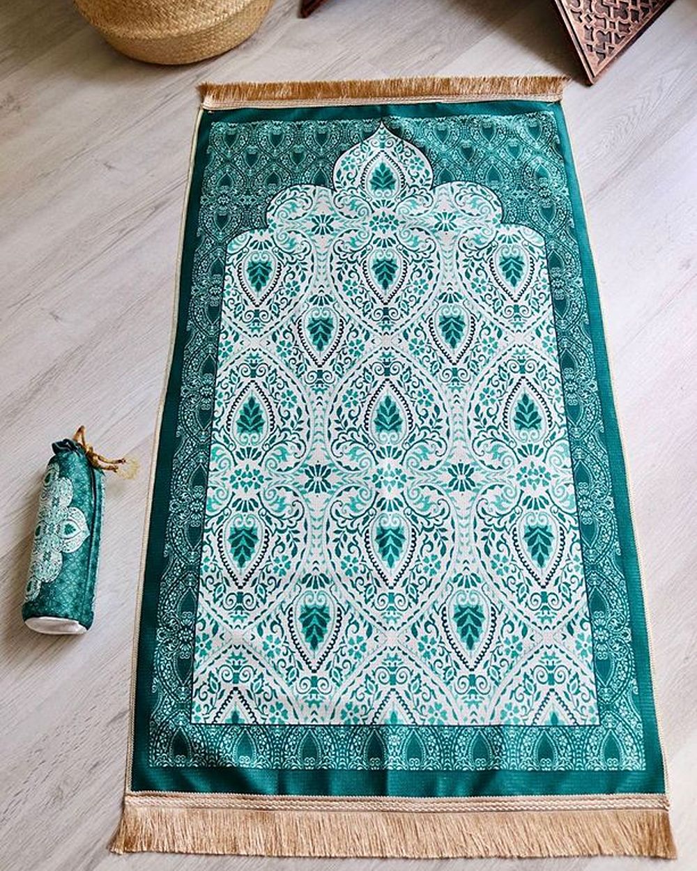 Rumi Desenli İpek Dokulu Keseli Seccade Yeşil Renk