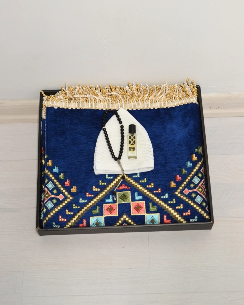 Erkekler İçin Seccade Takke Tesbih Esans Hediyelik Seti – Kilim Desenli Kadife Astarlı Seccade ve Özel Kutulu Lüks Hac Umre Hediyesi