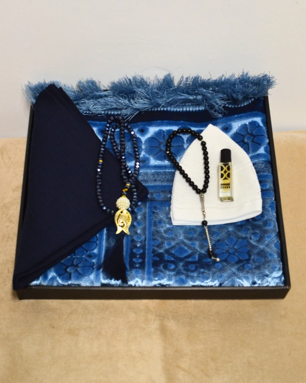 Hediyelik Seccade Seti– Jakarlı Dokuma Seccade, Örtü, Kristal Tesbih, Erkek Tesbihi, Takke, Esans ve Özel Kutulu Lüks Set