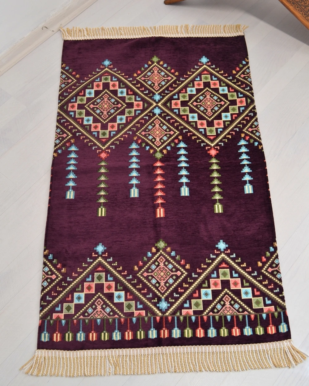Çeyizlik Hediyelik Seccade Eşarp Tesbih Set – Kilim Desenli Kadife Astarlı Seccade, Eşarp, Kristal Tesbih Özel Kutulu Lüks Hediye Seti