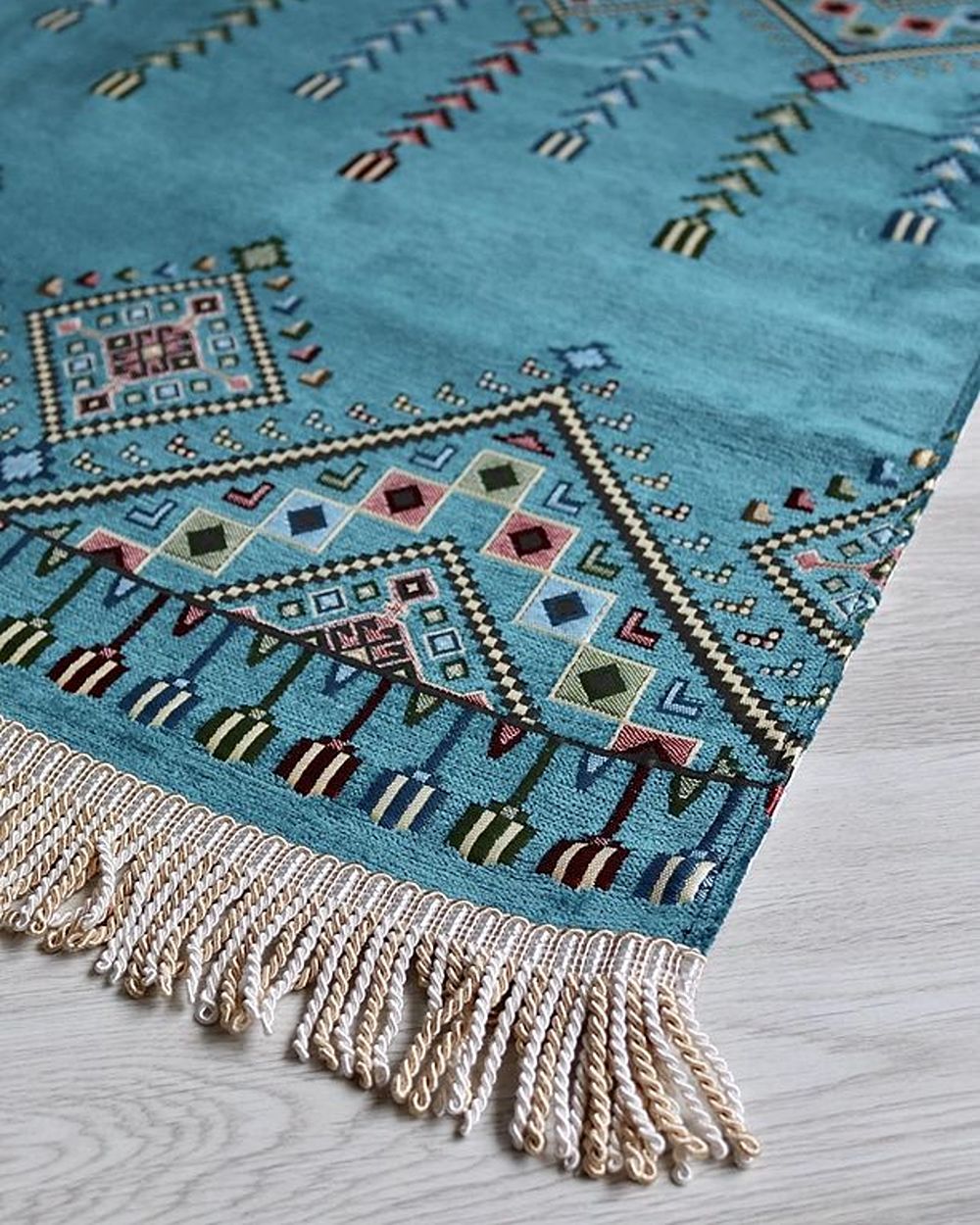 Çeyizlik Hediyelik Seccade Set– Kilim Desenli Astarlı Kadife Seccade, Eşarp, Kristal Tesbih, Erkek Tesbihi, Takke ve Esans Özel Kutulu