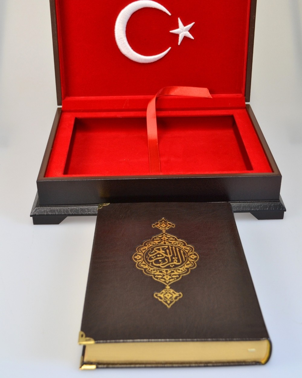 Ahşap Kutulu Nakış İşlemeli Türk Bayraklı Kuran-ı Kerim Seti (Orta Boy)