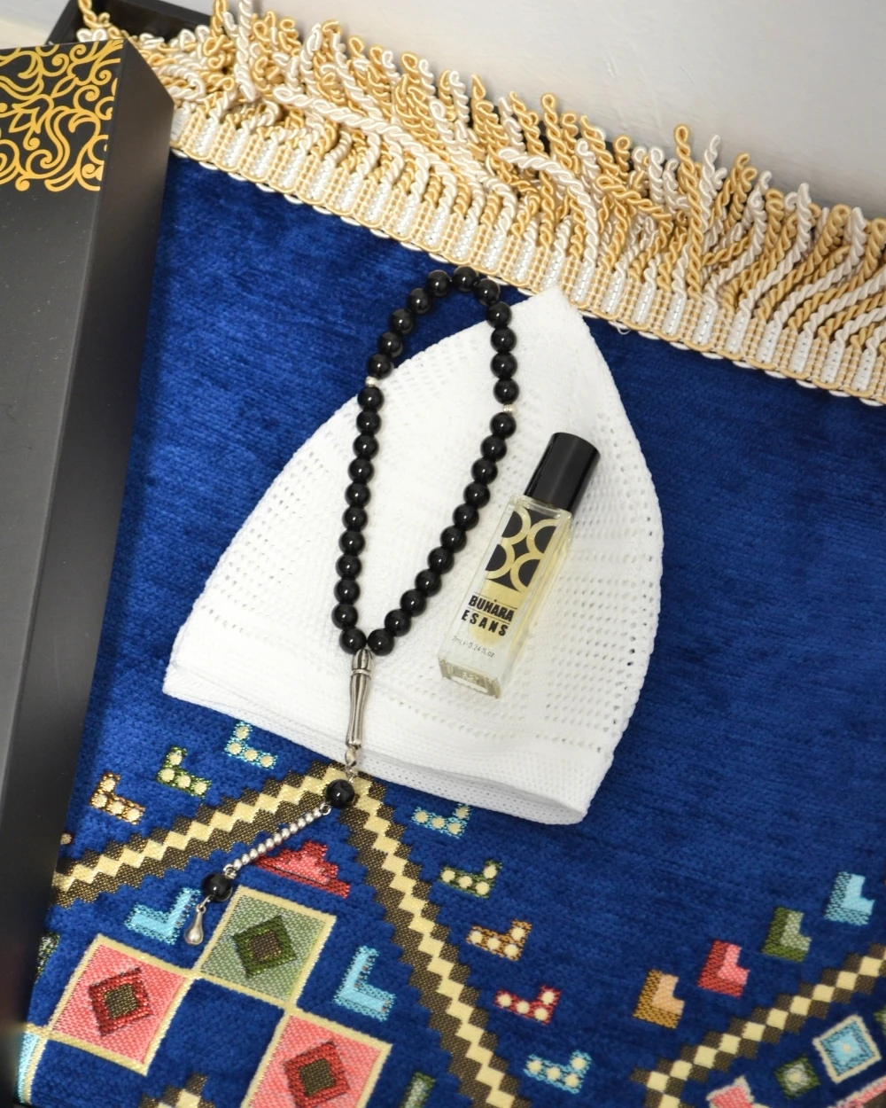 Erkekler İçin Seccade Takke Tesbih Esans Hediyelik Seti – Kilim Desenli Kadife Astarlı Seccade ve Özel Kutulu Lüks Hac Umre Hediyesi