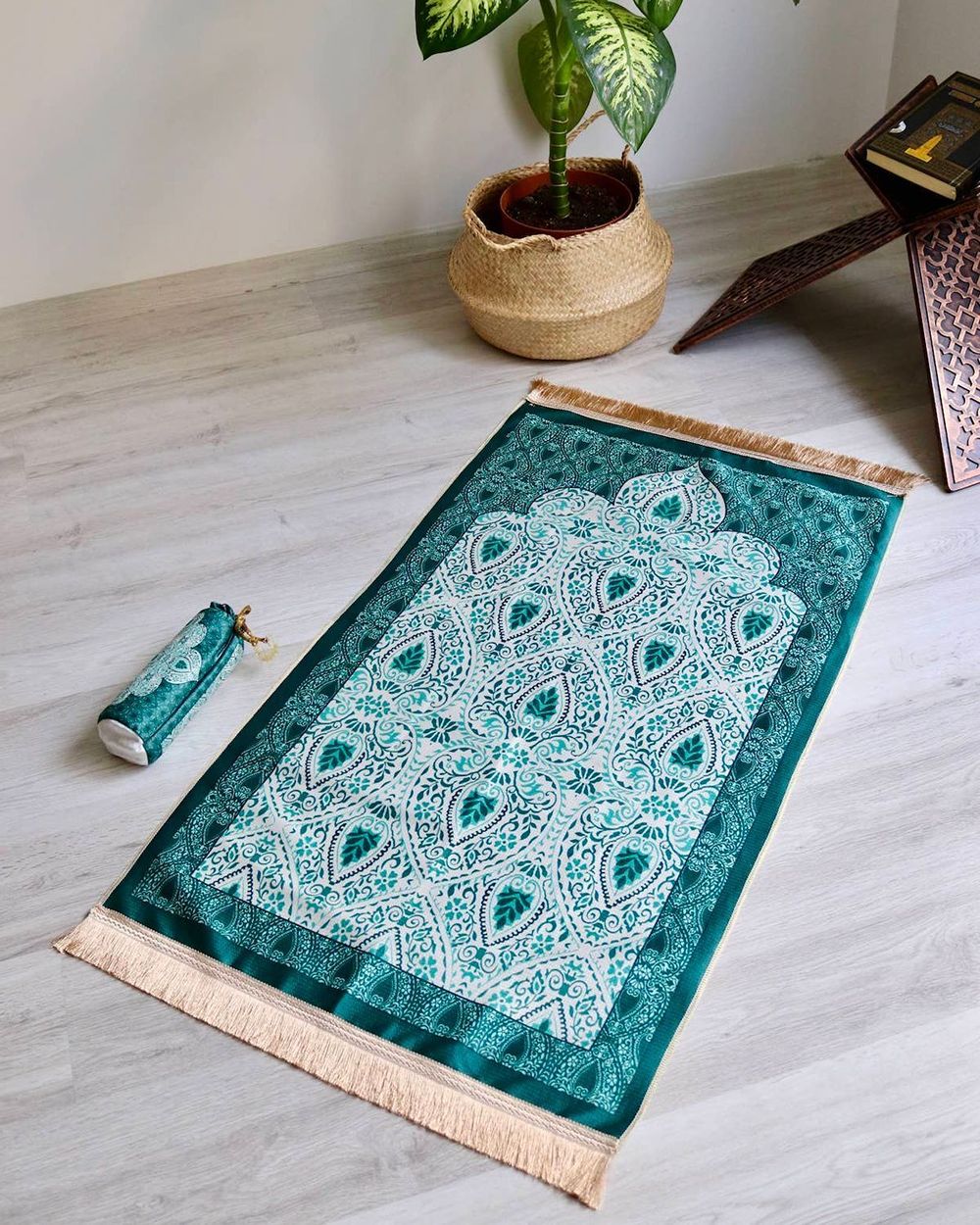 Rumi Desenli İpek Dokulu Keseli Seccade Yeşil Renk