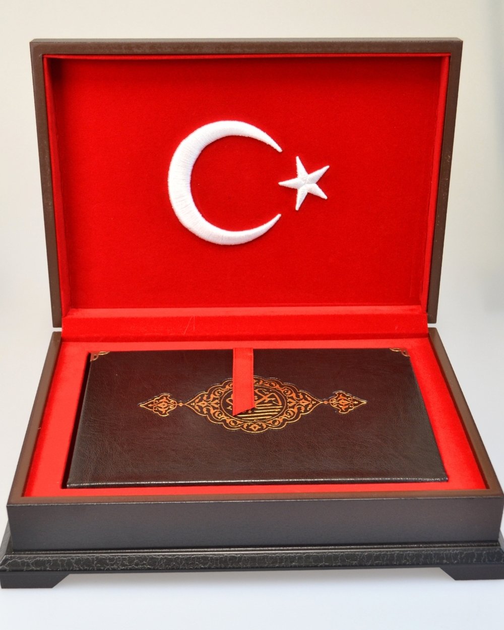 Ahşap Kutulu Nakış İşlemeli Türk Bayraklı Kuran-ı Kerim Seti (Orta Boy)
