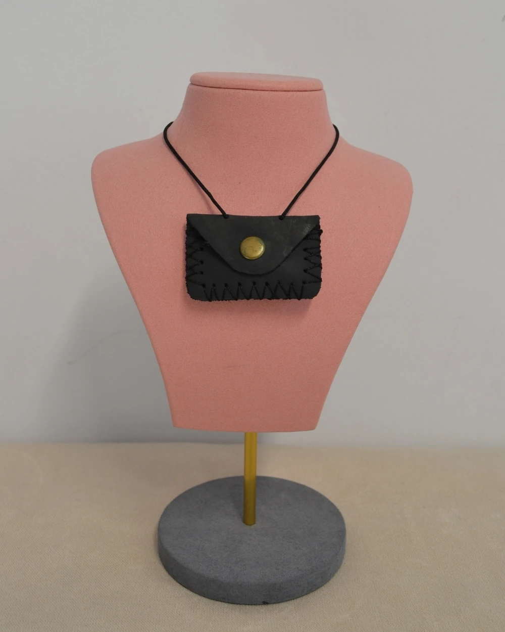 Deri Kaplı Büyük Kare Cevşen – Boyuna Asılabilir Siyah İpli, Özel Deri Çantalı Manevi Dua Kitabı