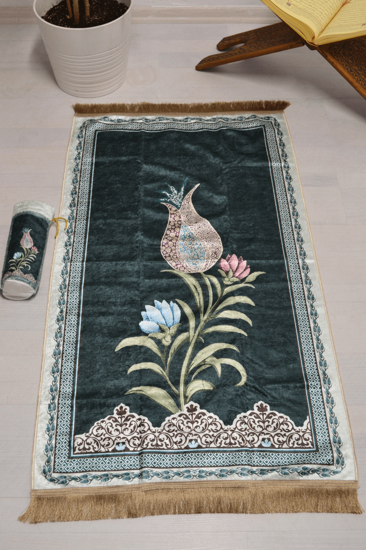 Pratik ve Taşınabilir İpek Dokulu Lale Desenli Keseli Seccade Yeşil