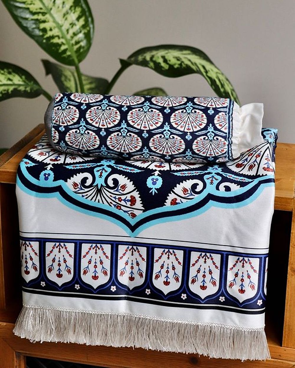 Lale Desenli İpek Dokulu Keseli Seccade Mavi Renk