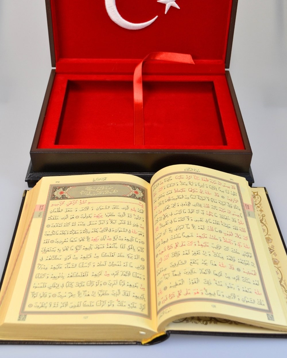 Ahşap Kutulu Nakış İşlemeli Türk Bayraklı Kuran-ı Kerim Seti (Orta Boy)