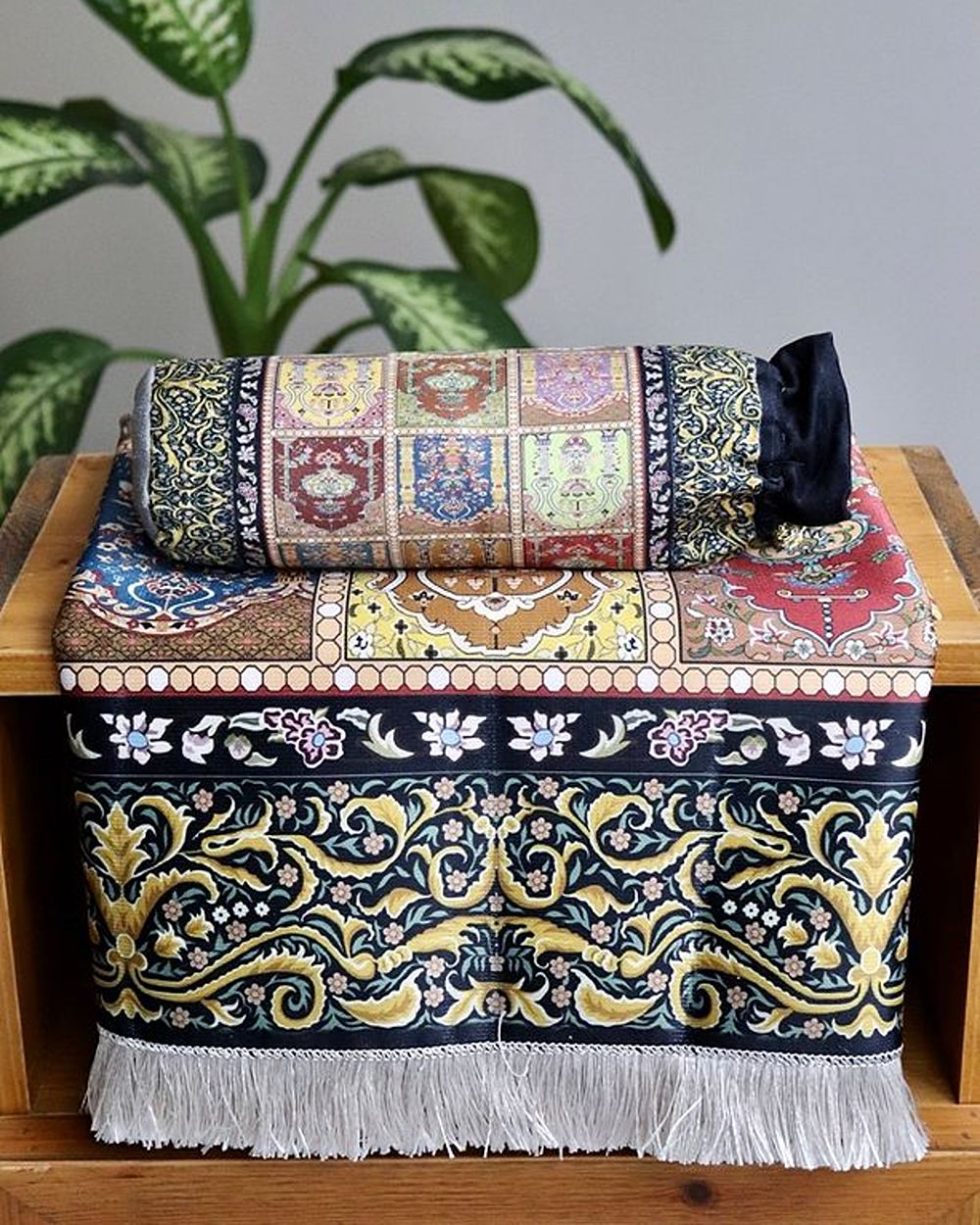 Kilim Desenli İpek Dokulu Keseli Seccade Kahverengi