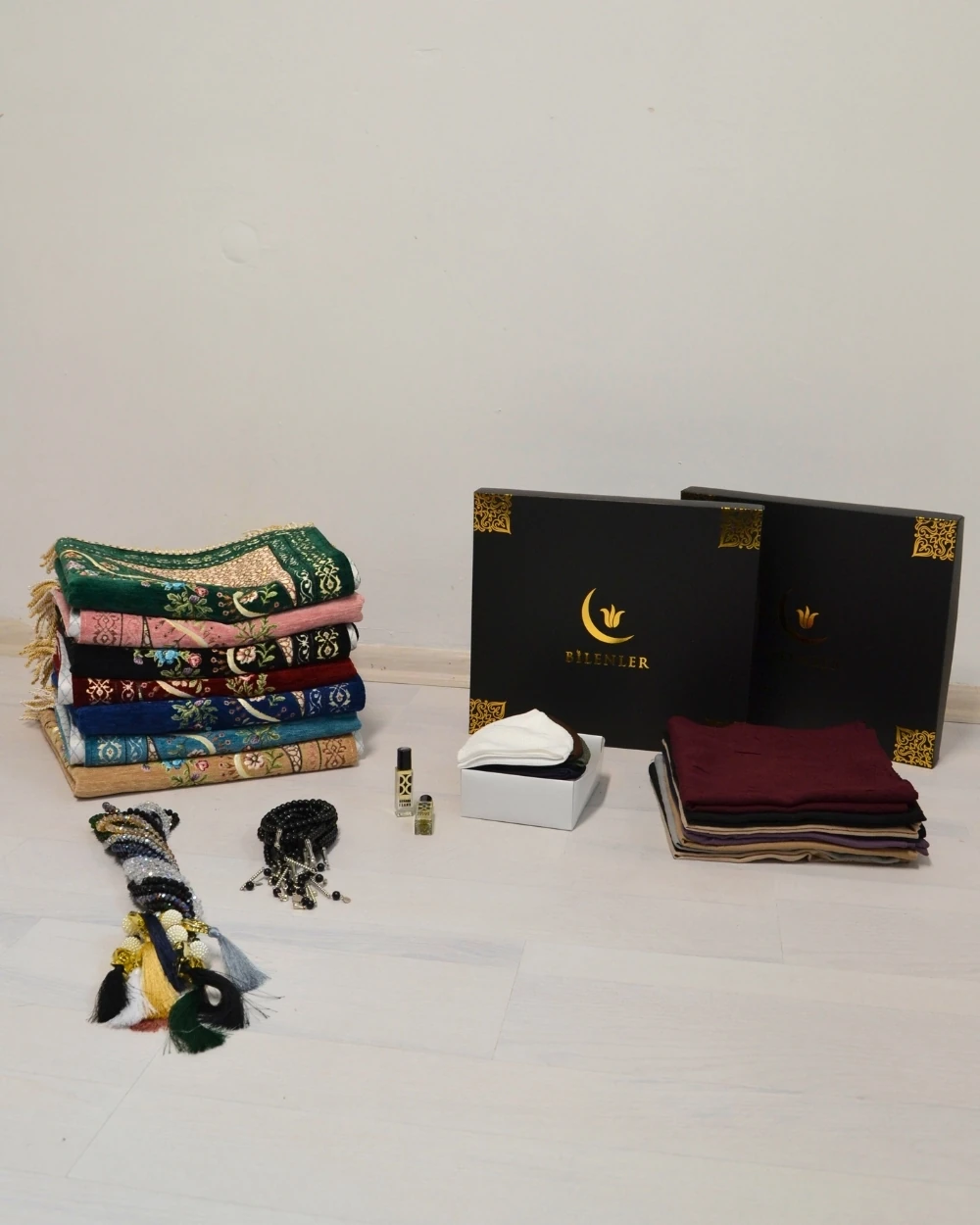Hediyelik Astarlı Seccade Seti 20 Kişilik – Astarlı Seccade, Bambu Eşarp, Kristal Tesbih, Erkek Tesbihi, Takke ve Esanslı Özel Kutulu