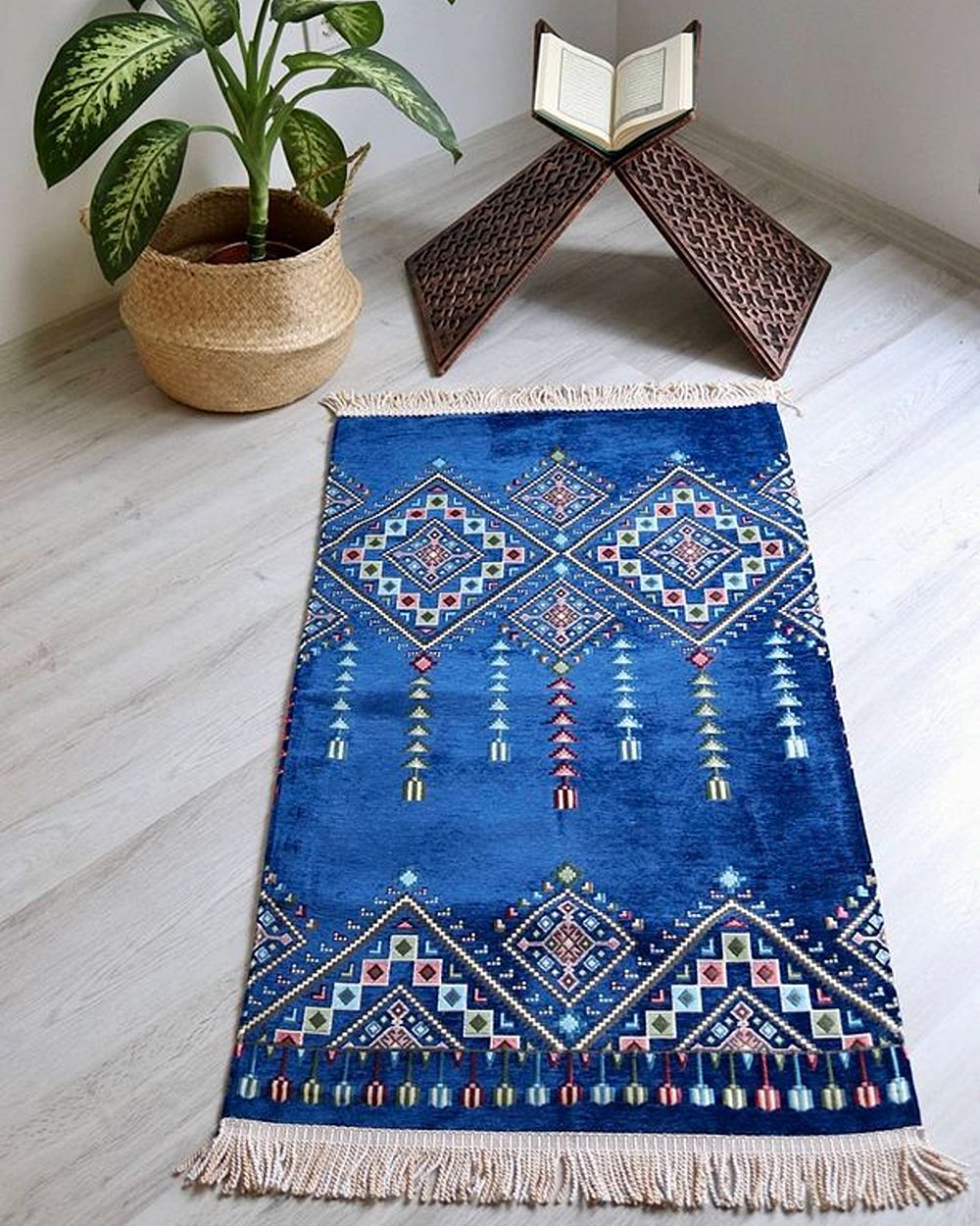 Erkekler İçin Seccade Takke Tesbih Esans Hediyelik Seti – Kilim Desenli Kadife Astarlı Seccade ve Özel Kutulu Lüks Hac Umre Hediyesi