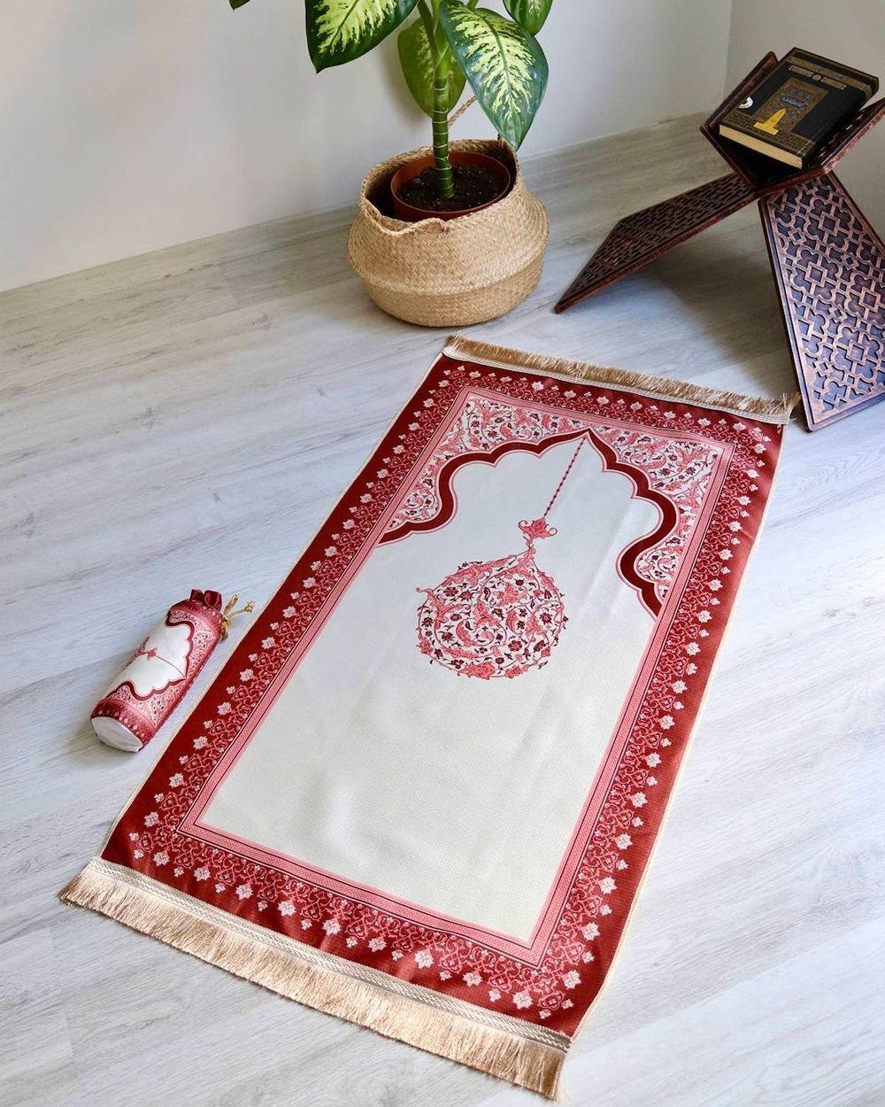 Mihrap Desenli İpek Dokulu Keseli Seccade Kırmızı Renk