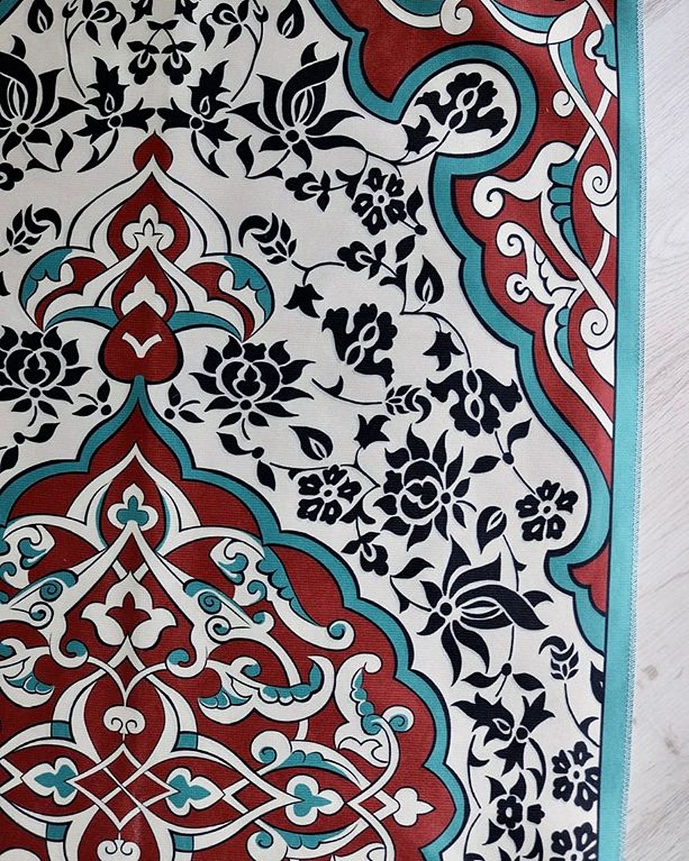 Halı Desenli İpek Dokulu Keseli Seccade Çok Renkli