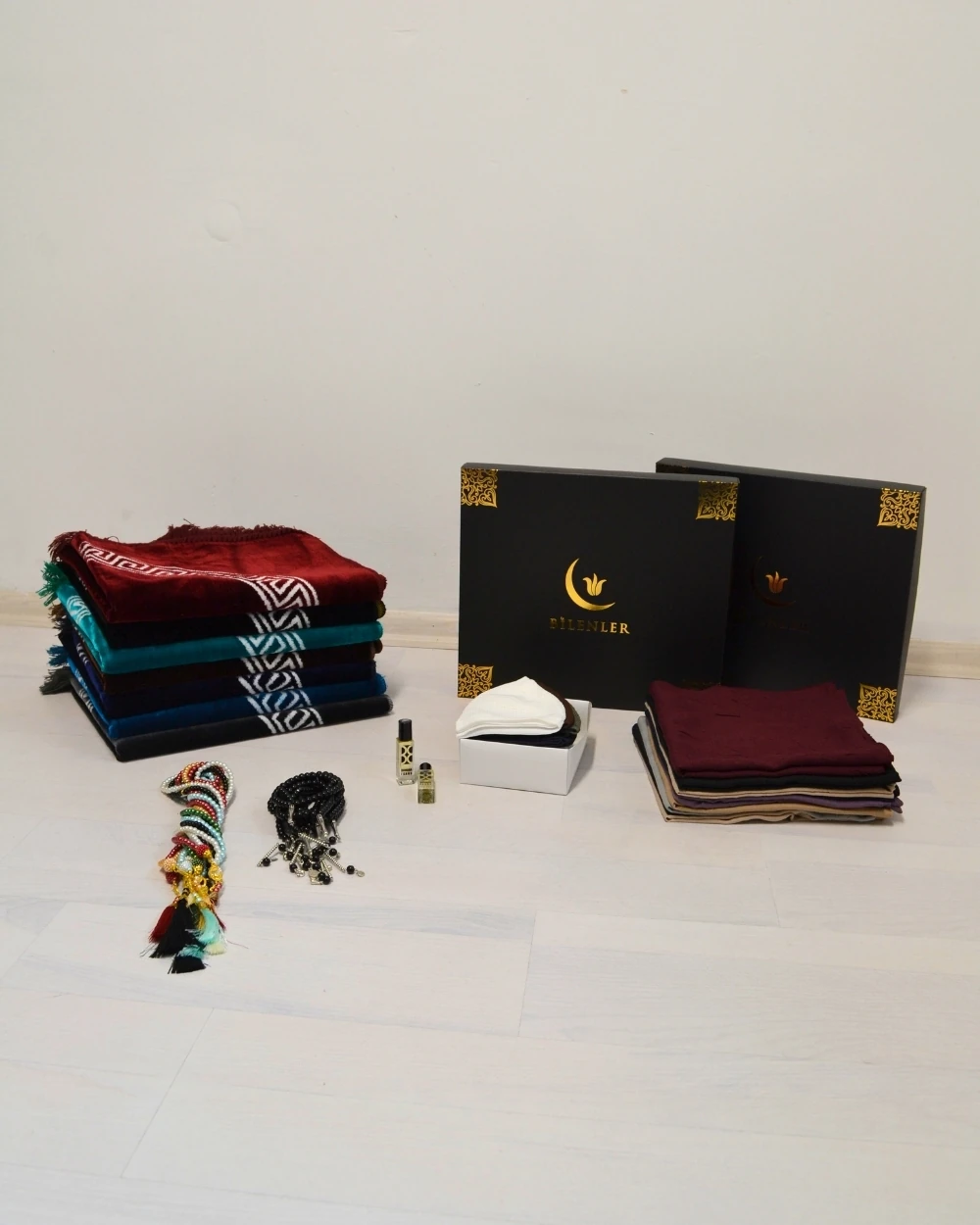 Hediyelik Kadife Seccade Seti 10 Kişilik –Kadife Seccade, Bambu Eşarp, İnci Tesbih, Erkek Tesbihi, Takke, Esans ve Özel Kutulu Lüks Set