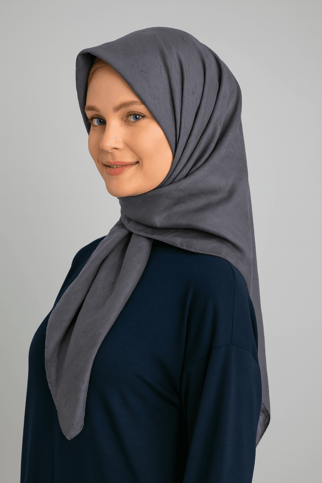 Bambu Kraş Eşarp 100x100 cm – Terletmez, Tok ve Dik Duran, Dört Mevsim Kullanıma Uygun - Füme