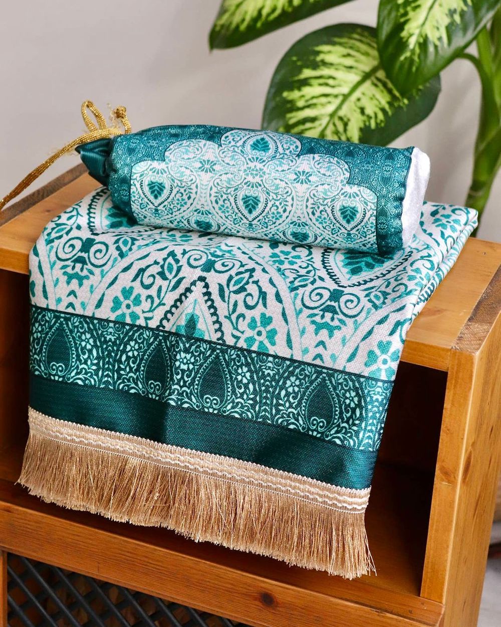 Rumi Desenli İpek Dokulu Keseli Seccade Yeşil Renk