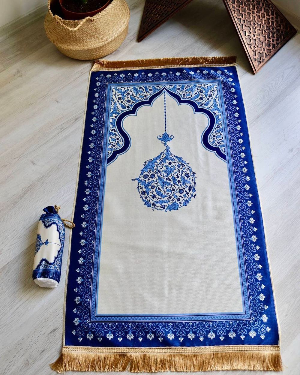 Mihrap Desenli İpek Dokulu Keseli Seccade Lacivert Renk