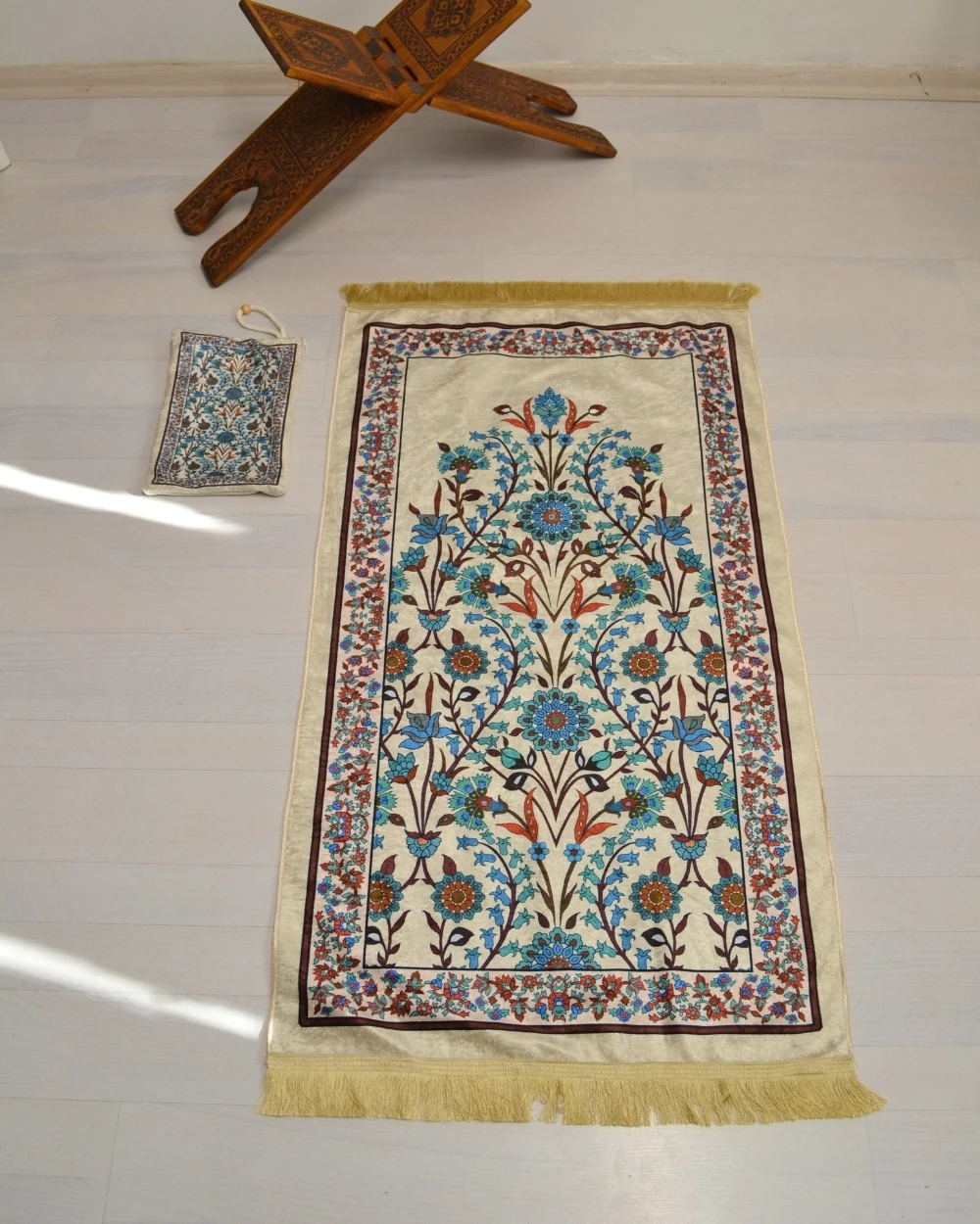 Pratik ve Taşınabilir İpek Dokulu Çantalı Seccade Çiçek Desenli Fermuarlı