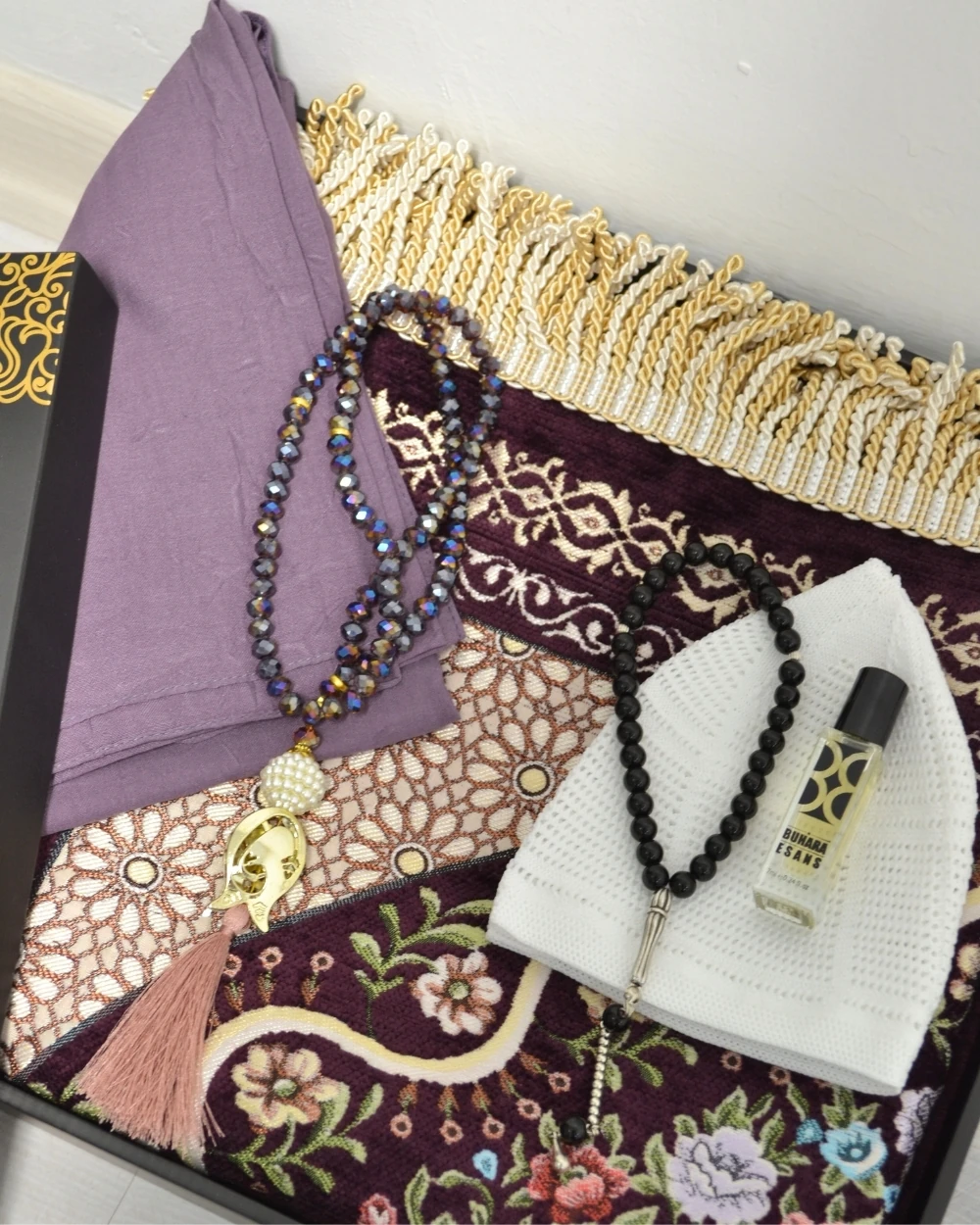 Hac Umre Hediyelik Seti – Astarlı Kadife Seccade, Eşarp, Kristal Tesbih, Erkek Tesbihi, Takke ve Esanslı Özel Kutulu Lüks Hediye