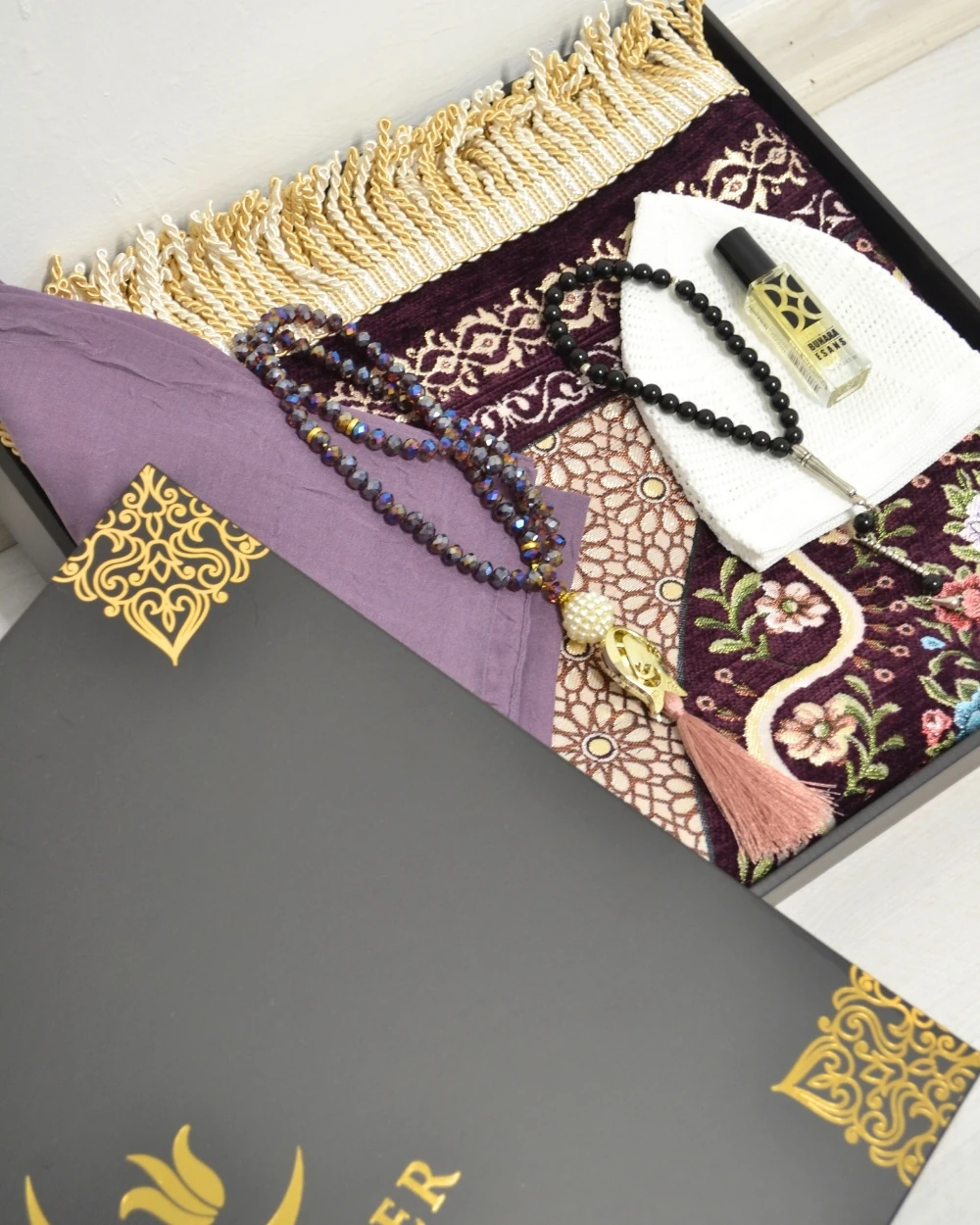 Hac Umre Hediyelik Seti – Astarlı Kadife Seccade, Eşarp, Kristal Tesbih, Erkek Tesbihi, Takke ve Esanslı Özel Kutulu Lüks Hediye