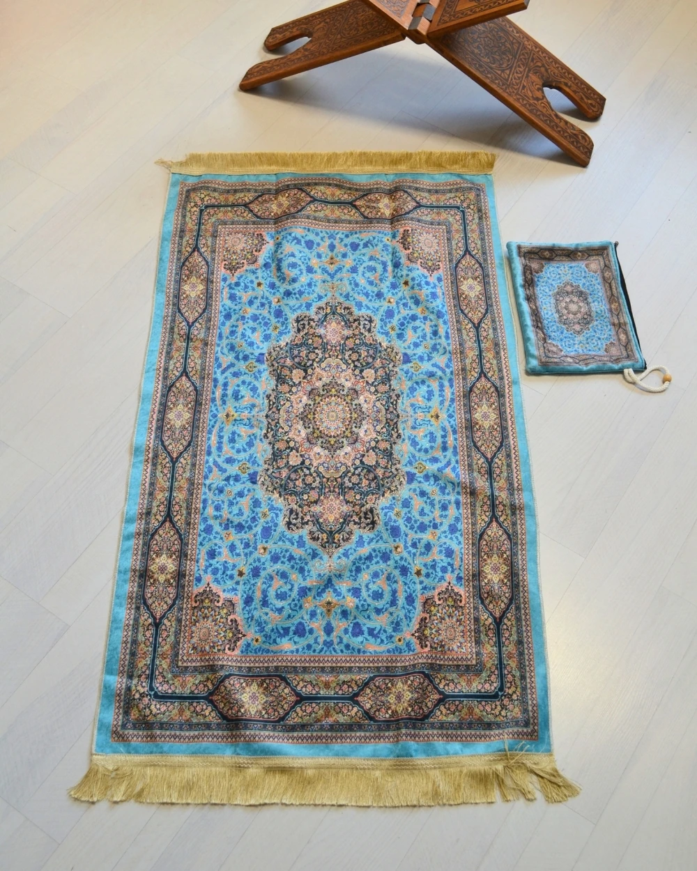 Pratik ve Taşınabilir İpek Dokulu Çantalı Seccade –Halı Desenli Turkuaz- Fermuarlı