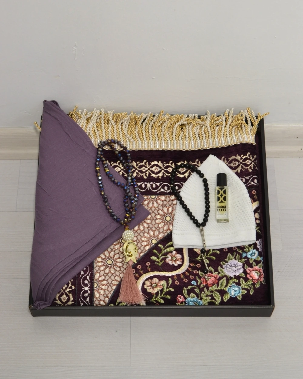 Hac Umre Hediyelik Seti – Astarlı Kadife Seccade, Eşarp, Kristal Tesbih, Erkek Tesbihi, Takke ve Esanslı Özel Kutulu Lüks Hediye