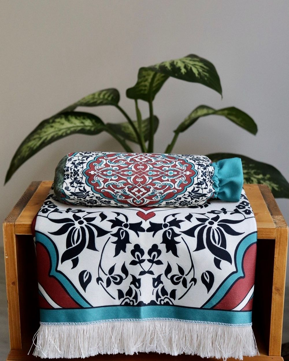 Halı Desenli İpek Dokulu Keseli Seccade Çok Renkli