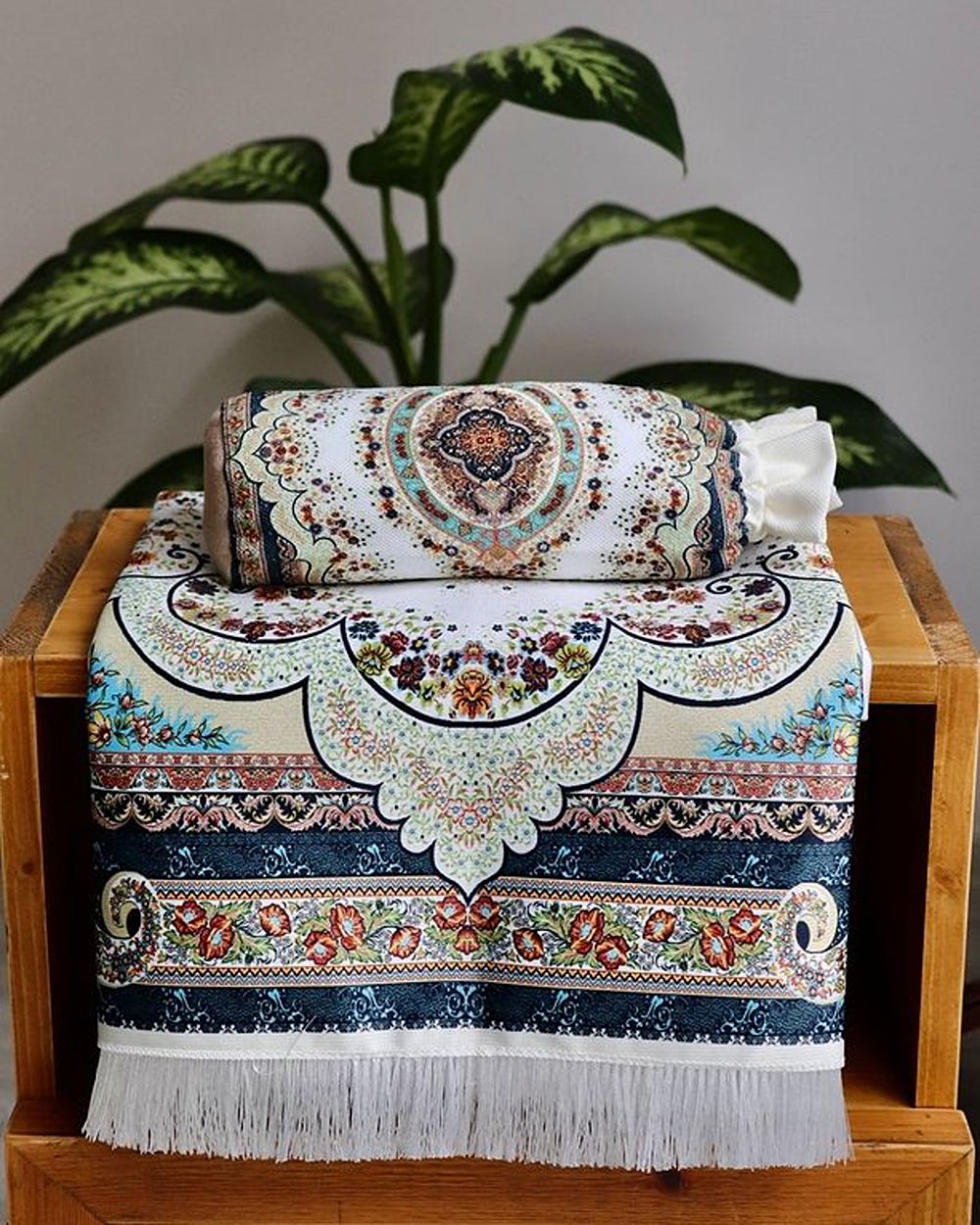 Halı Desenli İpek Dokulu Keseli Seccade Krem Renk