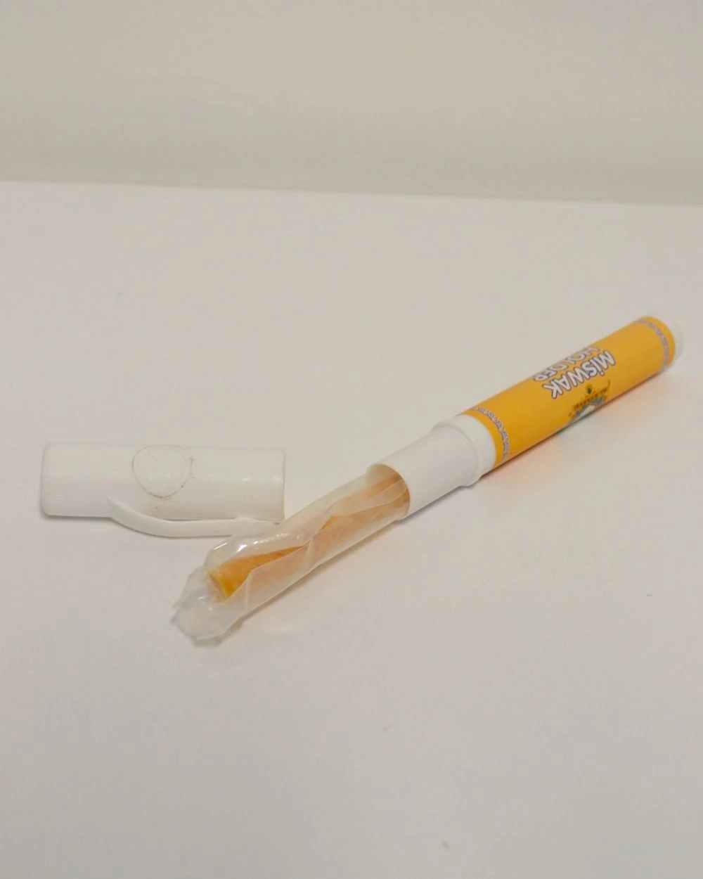 Kalem Formunda Kapaklı Misvak Kutusu + 1 Adet Doğal Misvak – Taşınabilir, Hijyenik ve Pratik Kullanım