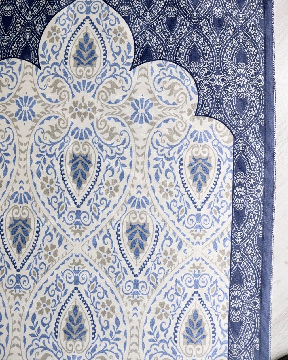 Rumi Desenli İpek Dokulu Keseli Seccade Gri Renk