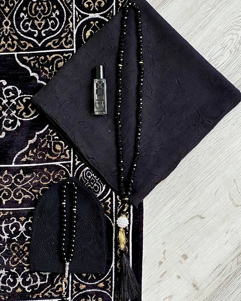 Çeyizlik Hediyelik Kabe Örtüsü Seccade Set – Astarlı Seccade, Eşarp, Kristal Tesbih, Erkek Tesbihi, Takke ve Esanslı Özel Kutulu Lüks Hediye