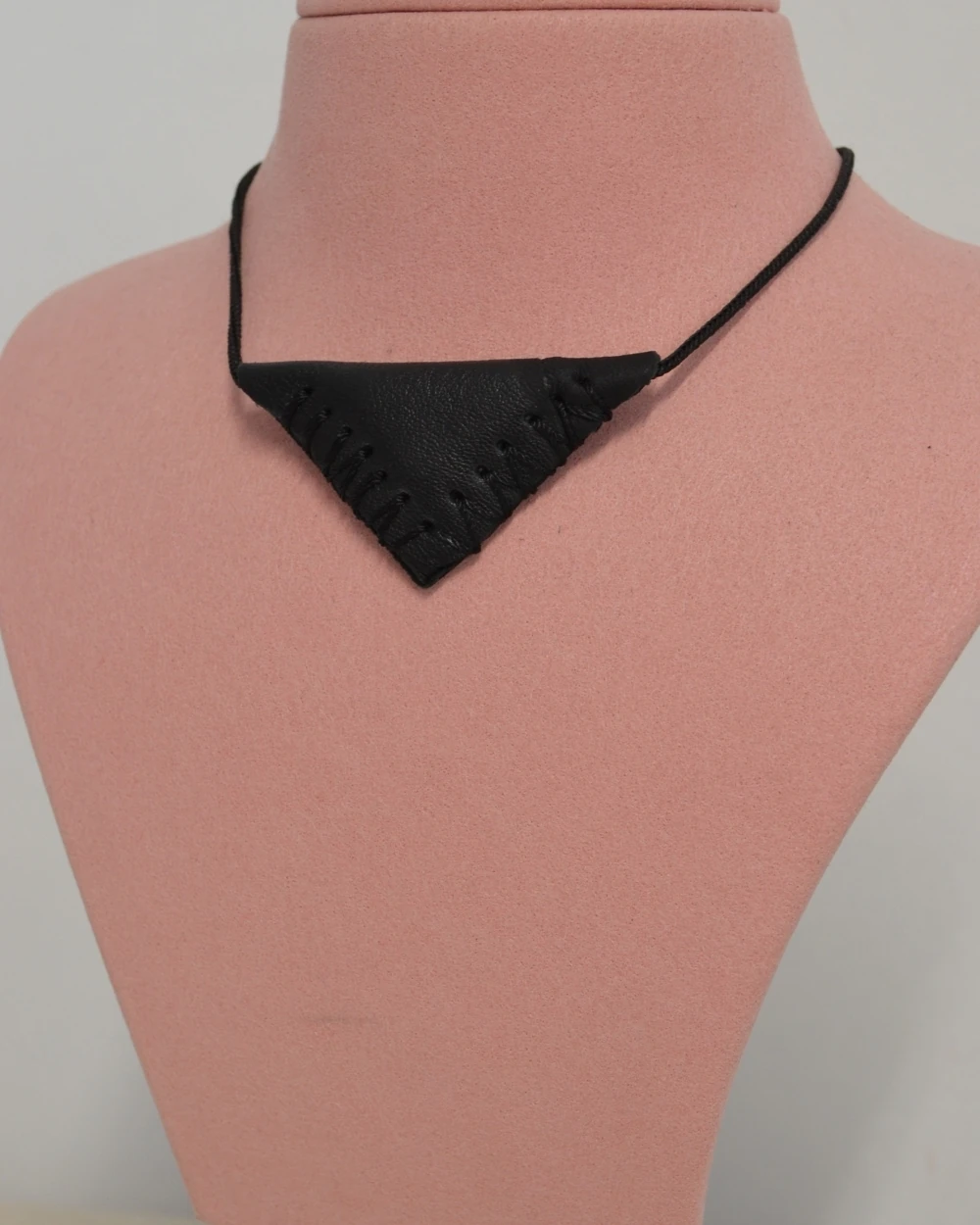 Dikmeli Üçgen Cevşen – Boyuna Asmalık Siyah İpli Manevi Dua Kolyesi, Özel Üçgen Tasarım Cevşen