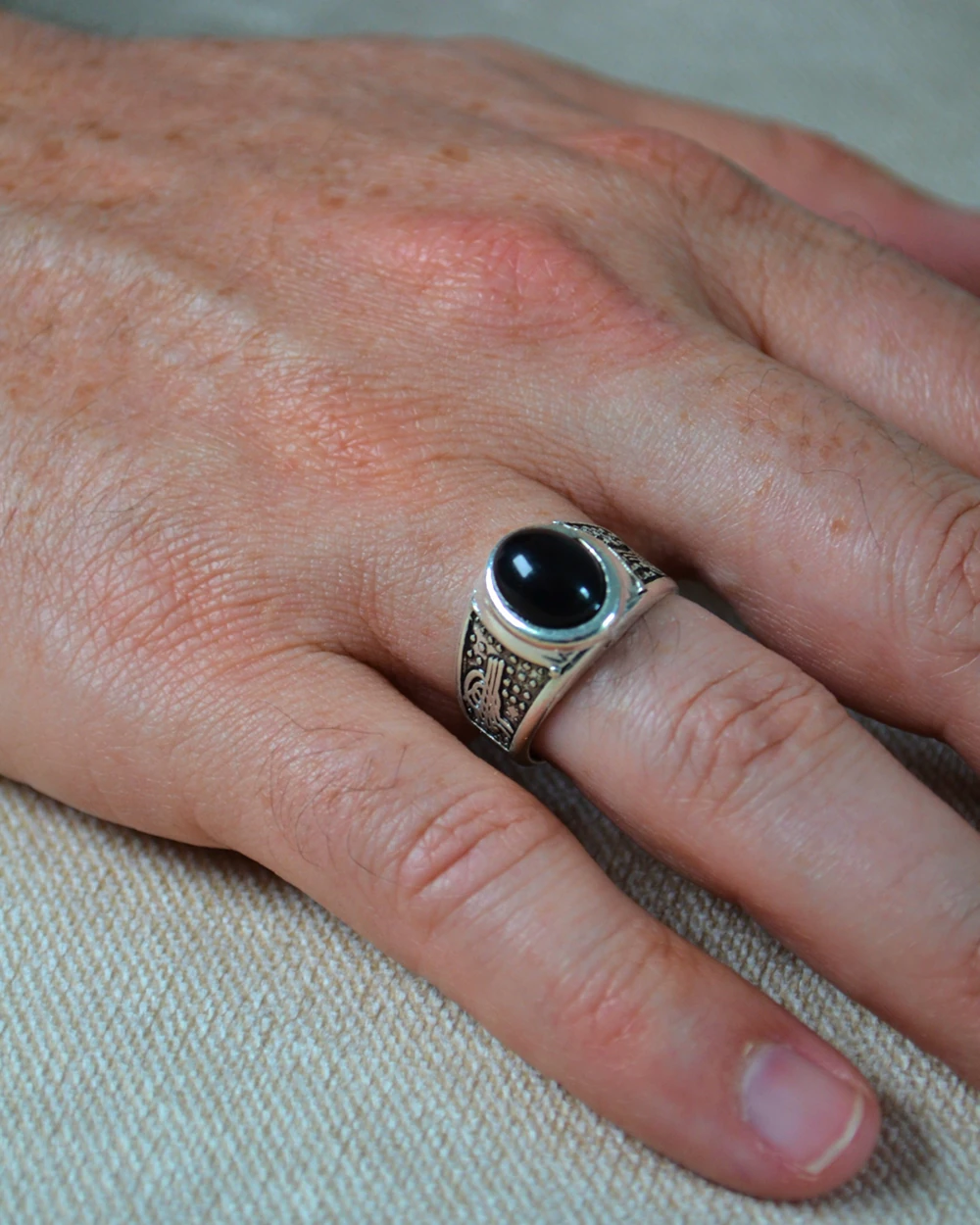 Erkek Motifli Taşlı Metal Yüzük Uzun Ömürlü; Şık Tasarım Kahve/Siyah/Kırmızı (40'lı kutu)