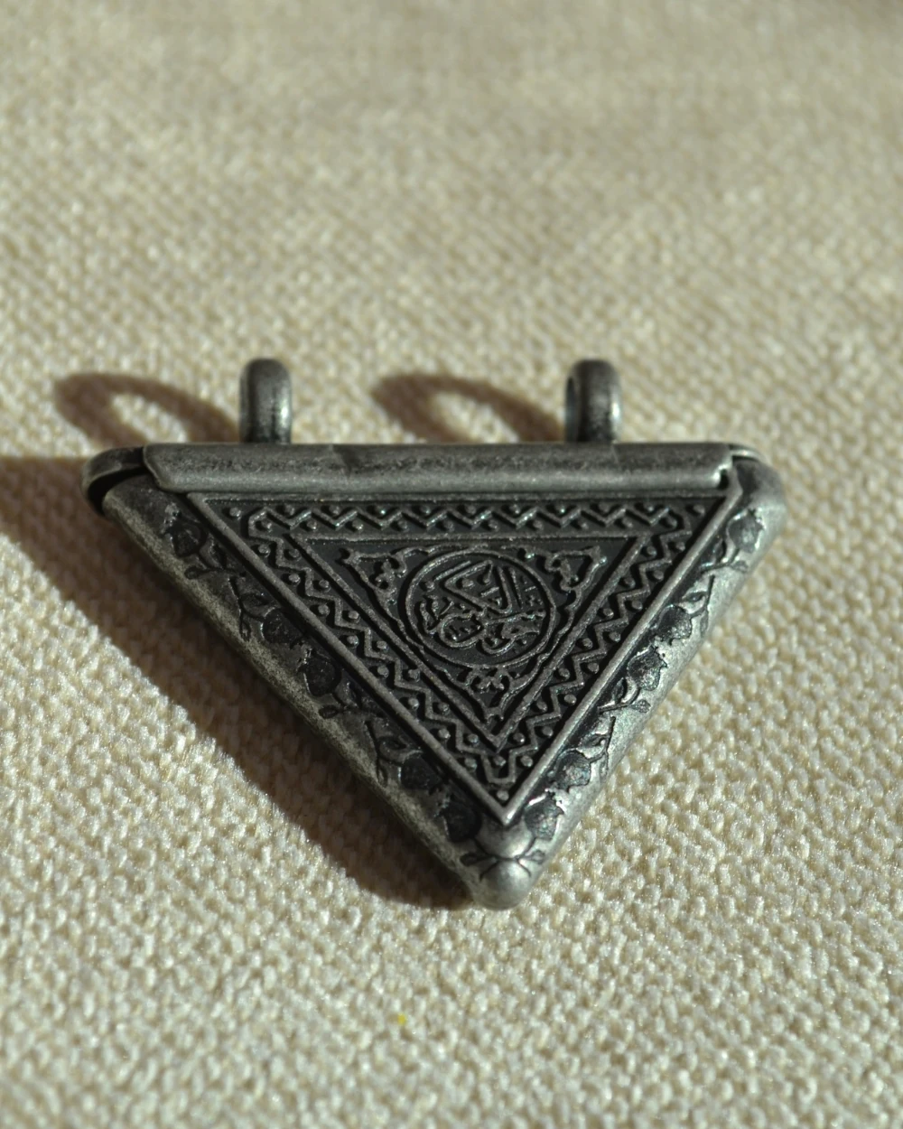 Sürgülü Cevşen Kolye Ucu – Zincirsiz Metal Dua Kolye Ucu, Silinmez Yazılı Manevi Aksesuar