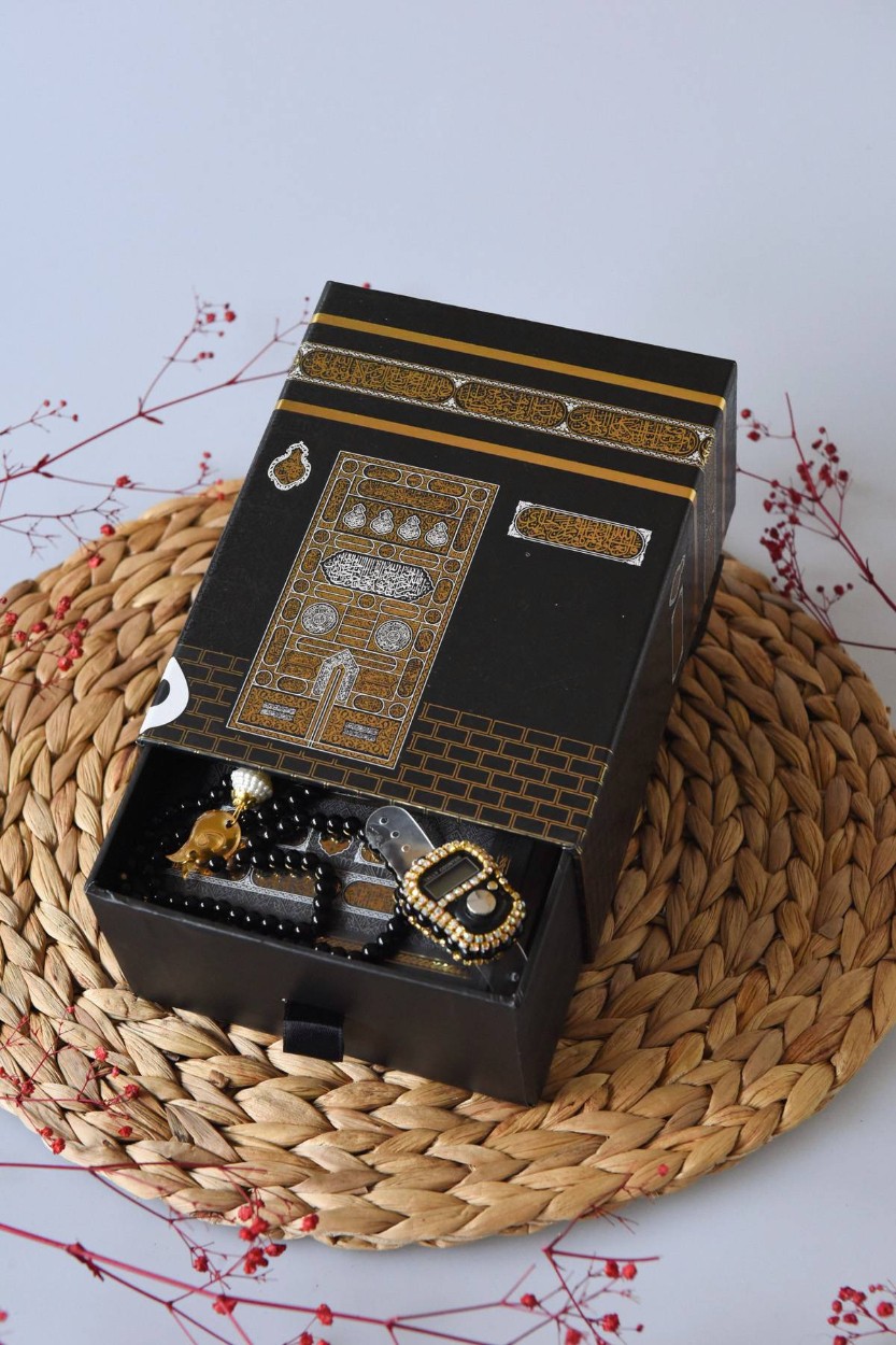 Kabe Desenli Kuranı Kerim-Seccade-Zikirmatik- Tesbih Hac & Umre Hediyelik Seti – Siyah (5 Parça Manevi Set)