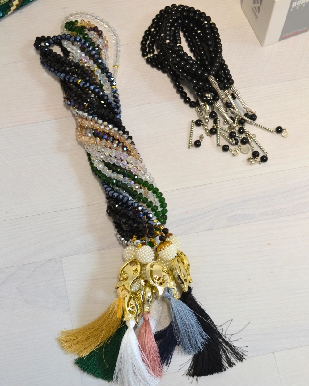 Hediyelik Astarlı Seccade Seti 20 Kişilik – Astarlı Seccade, Bambu Eşarp, Kristal Tesbih, Erkek Tesbihi, Takke ve Esanslı Özel Kutulu