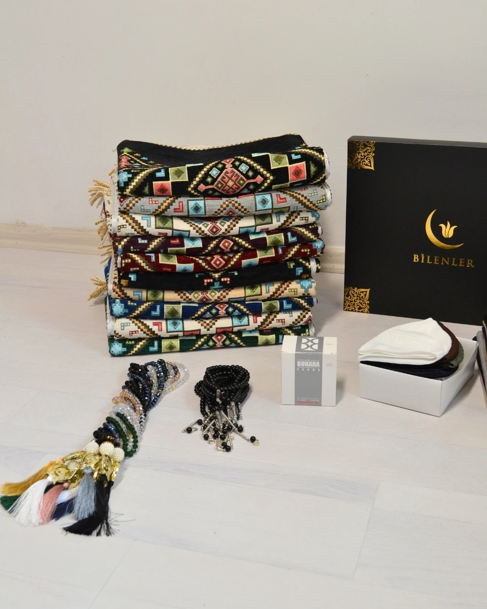 Hediyelik Umre Seti 10 Kişilik – Astarlı Kadife Seccade, Eşarp, 99’lu Kristal Tesbih, Erkek Tesbihi, Takke, Esans Özel Kutulu Lüks Set