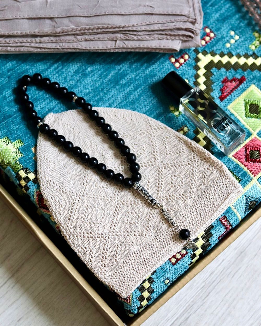 Çeyizlik Hediyelik Seccade Set– Kilim Desenli Astarlı Kadife Seccade, Eşarp, Kristal Tesbih, Erkek Tesbihi, Takke ve Esans Özel Kutulu