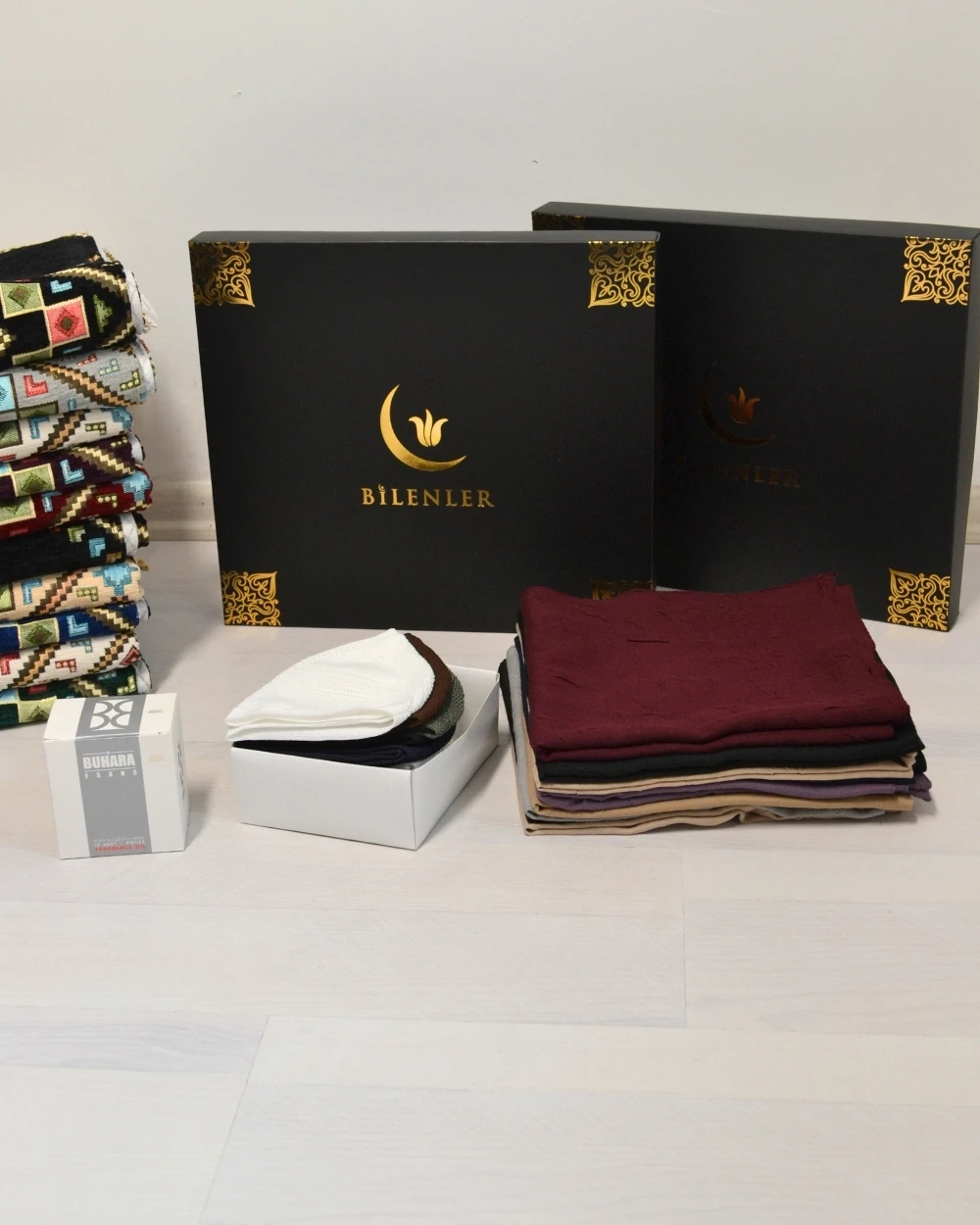 Hediyelik Seccade Seti 20 Kişilik – Astarlı Kadife Seccade, Eşarp, Kristal Tesbih, Erkek Tesbihi, Takke, Esans Özel Kutulu Lüks Set