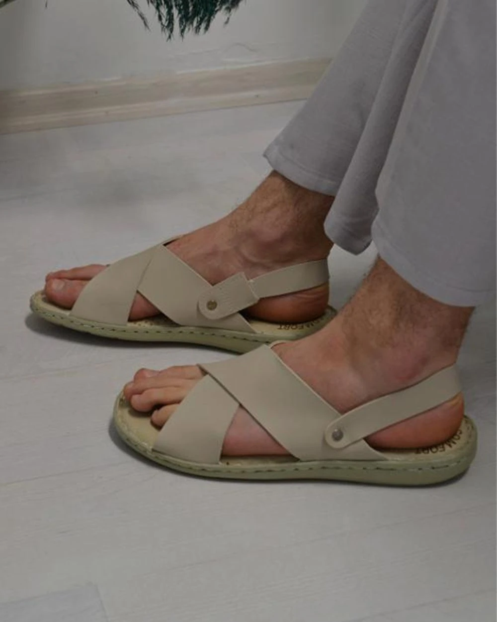 Erkek Çapraz Model Yumuşak Taban Sandalet Bej–Hac Umre ve Günlük Kullanıma Uygun