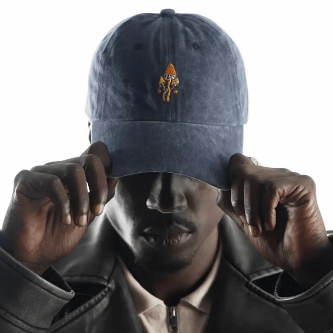 mantarlı şapka takan erkek