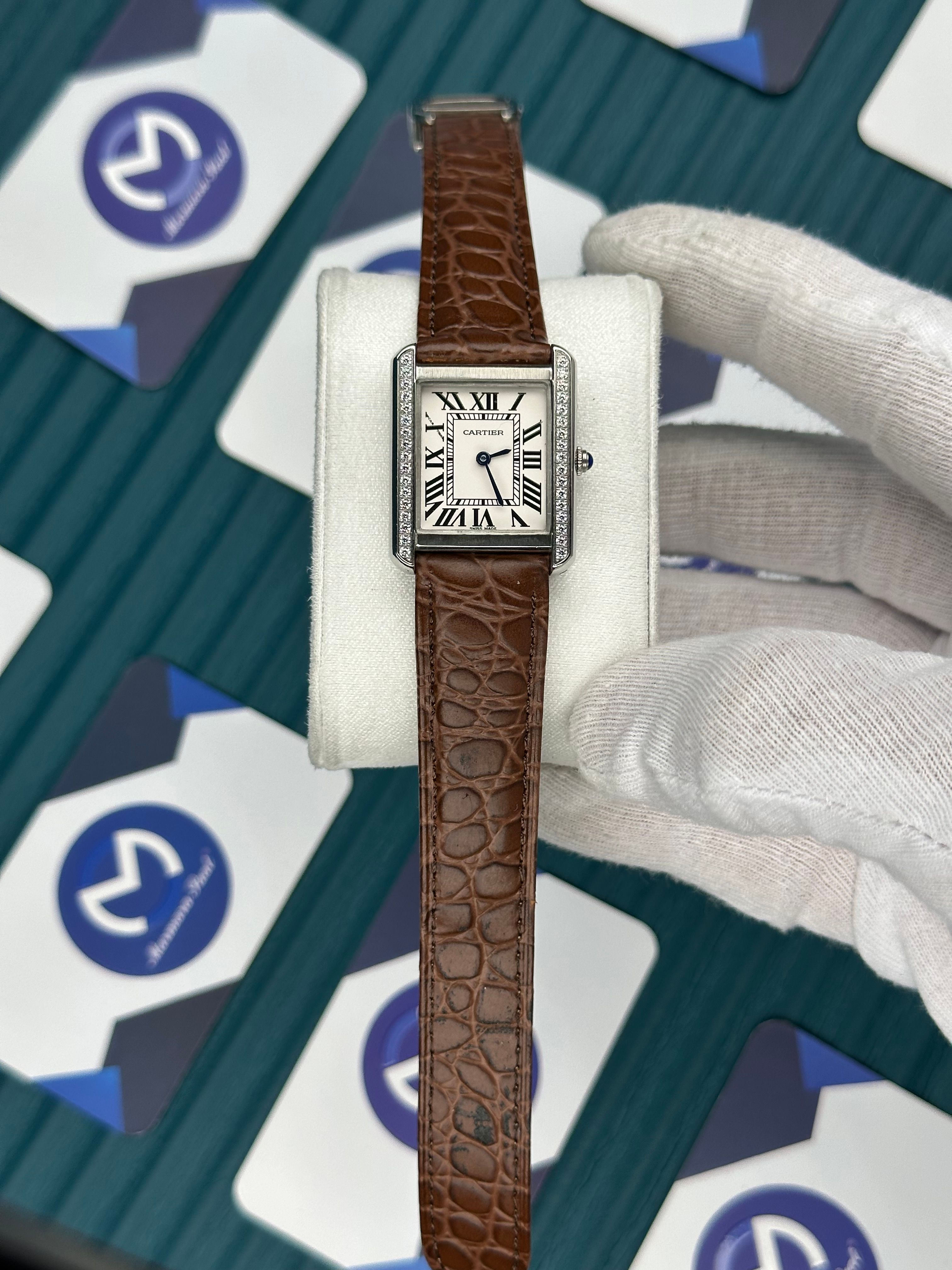 CARTIER WOMAN TANK WHITE DIAL SILVER DIAMOND BEZEL DESENLİ KAHVERENGİ DERİ KORDON