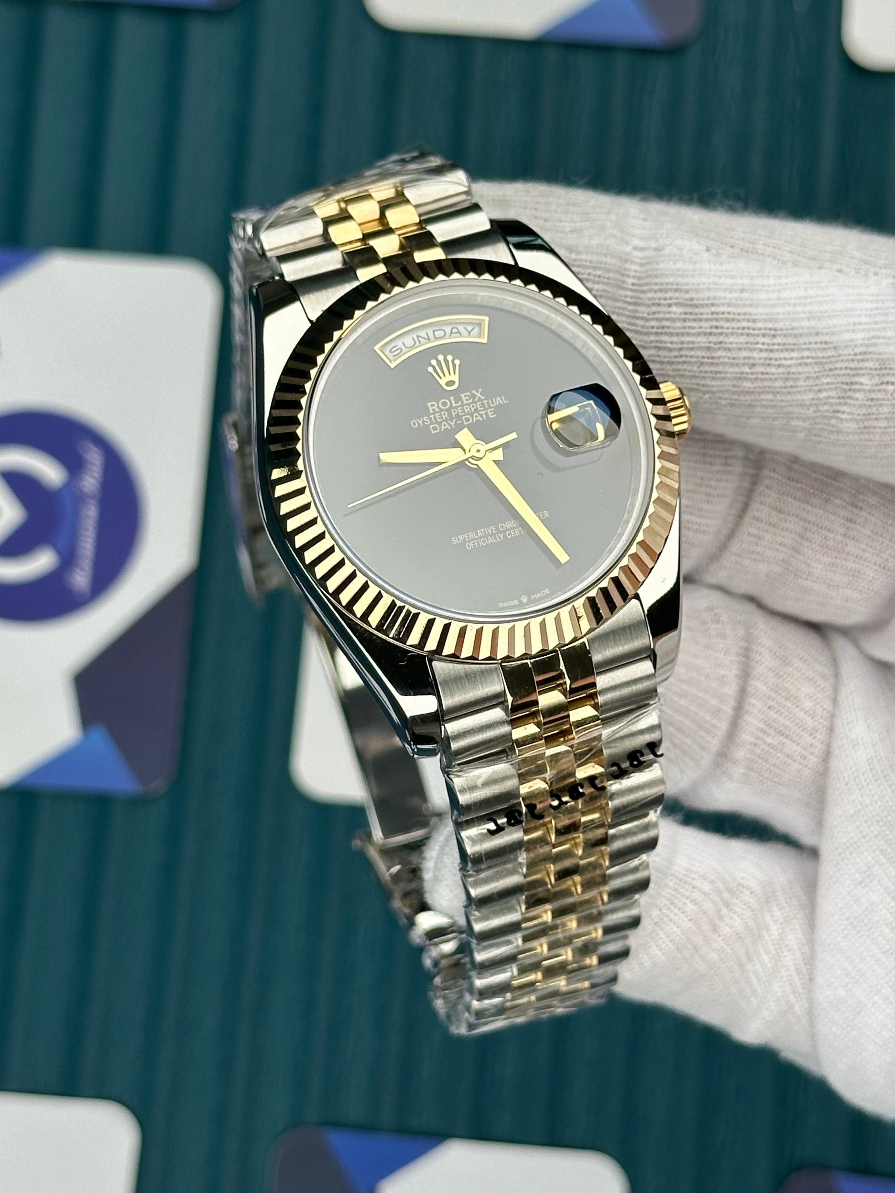 ROLEX DAY-DATE BLACK DIAL NO INDEX GOLD-SILVER JUBILE