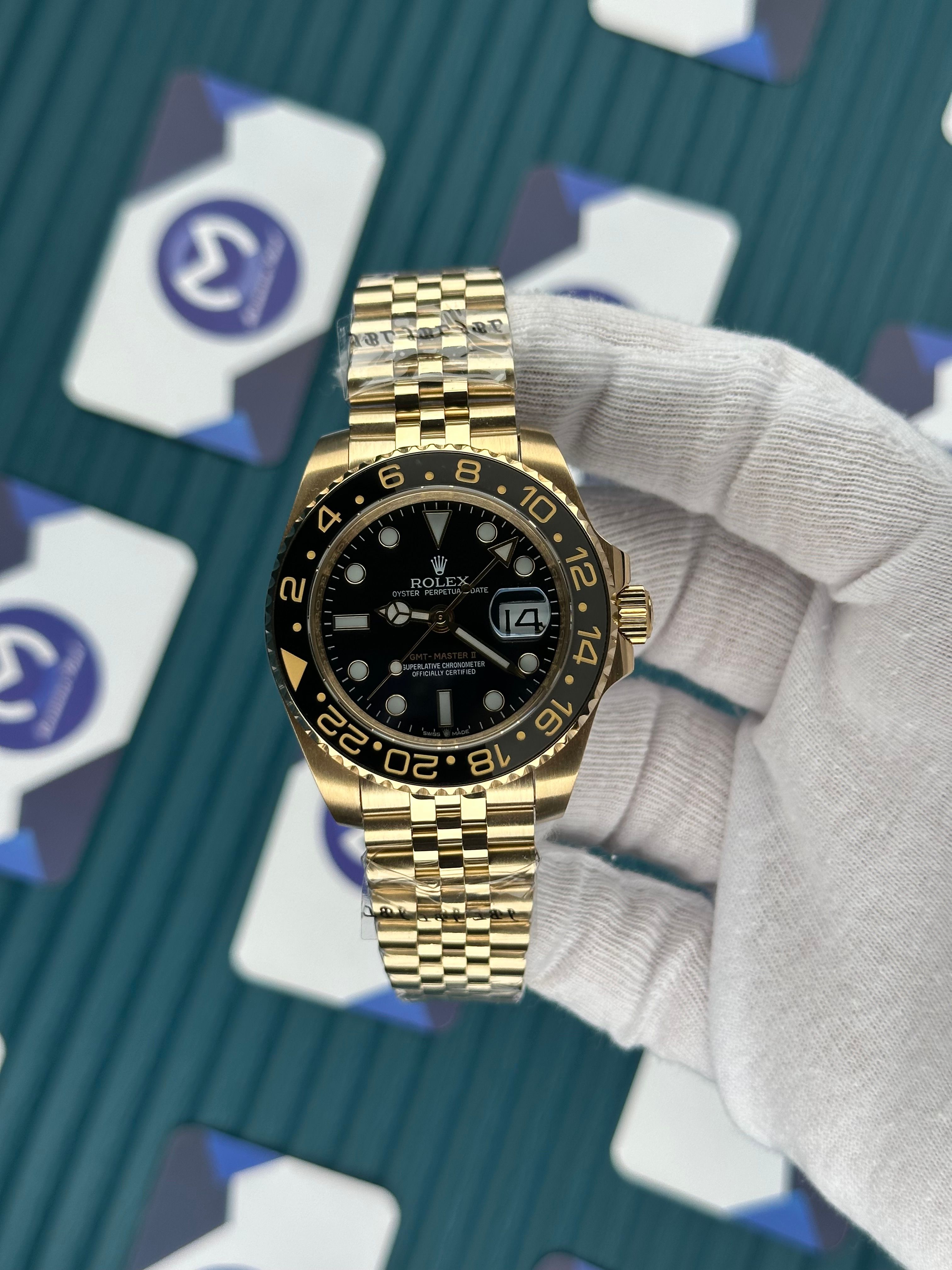 ROLEX GMT MASTER II BLACK DIAL GREY AND BLACK BEZEL GOLD JUBILE