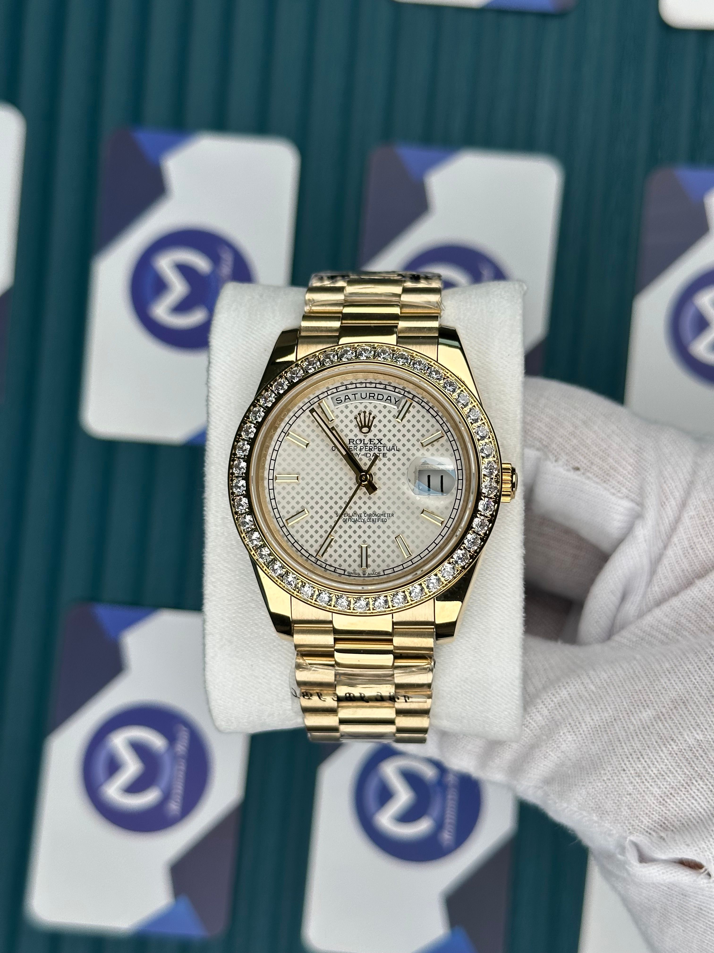 ROLEX DAY-DATE WHITE MOZAIK DIAL DIAMOND BEZEL GOLD PRESIDENT