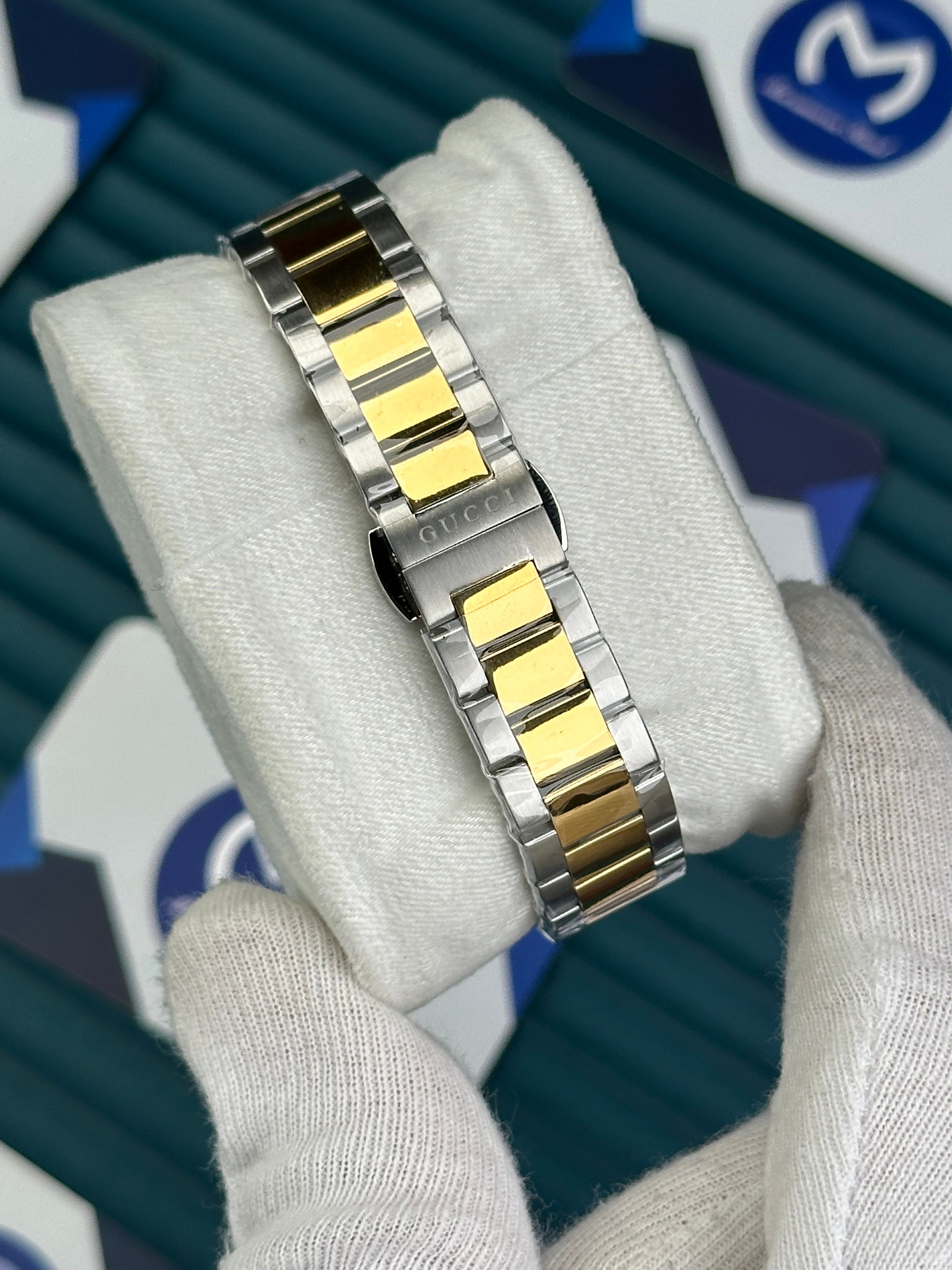 GUCCI WOMAN WHITE DIAL BUTTERFLY MOTIF GOLD-SILVER