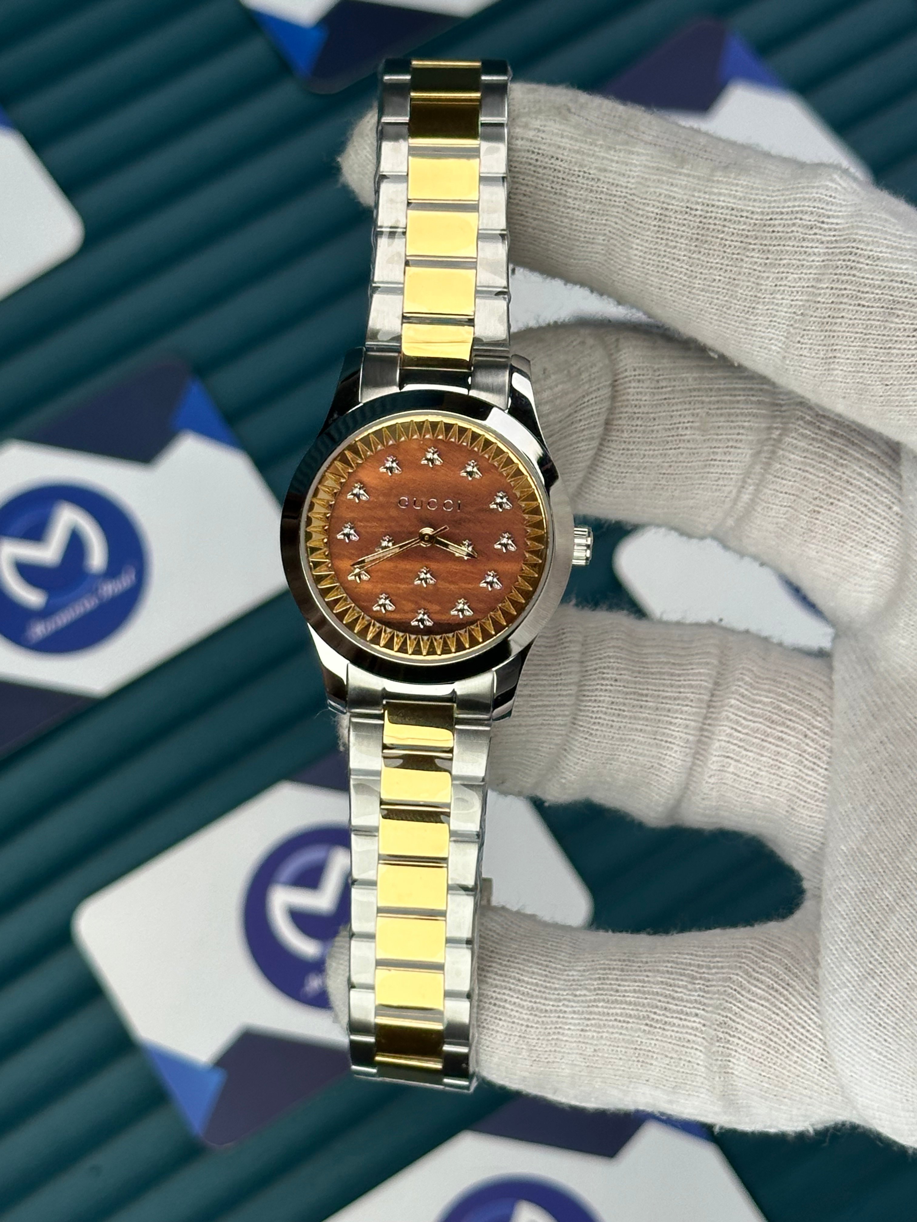 GUCCI WOMAN CHOCOLATE DIAL BUTTERFLY MOTIF GOLD-SILVER 